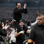 Emiliano Martínez feierte im Mai mit Trainer Unai Emery auf den Schultern Aston Villas Sieg in der Europa League.