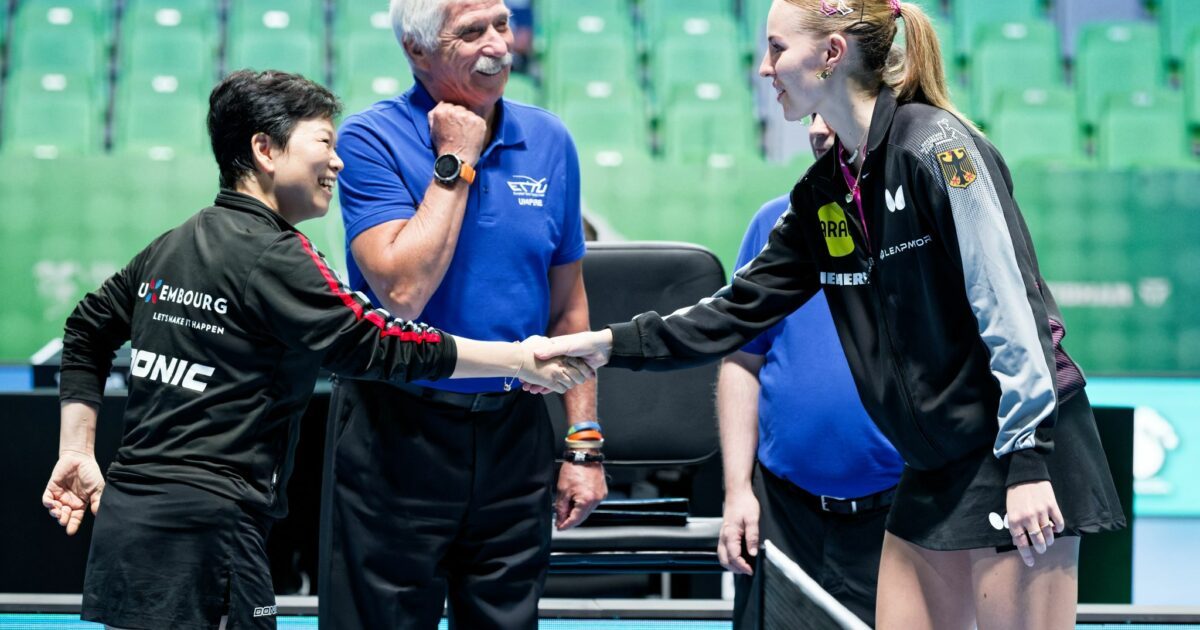Duell der Tischtennis-Generationen: Die 63-jährige Ni Xia Lian und die 20-jährige Annett Kaufmann.
