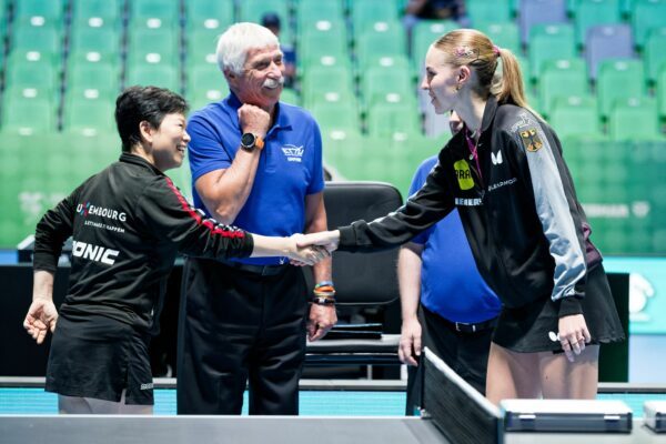 Duell der Tischtennis-Generationen: Die 63-jährige Ni Xia Lian und die 20-jährige Annett Kaufmann.