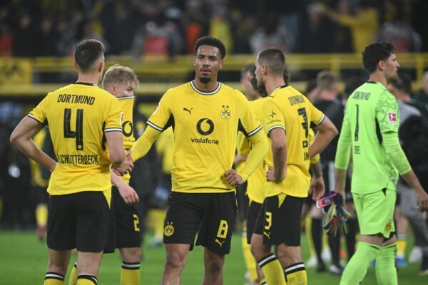 Felix Nmecha (M) und Borussia Dortmund haben gegen Werder Bremen spät zwei Punkte verschenkt.