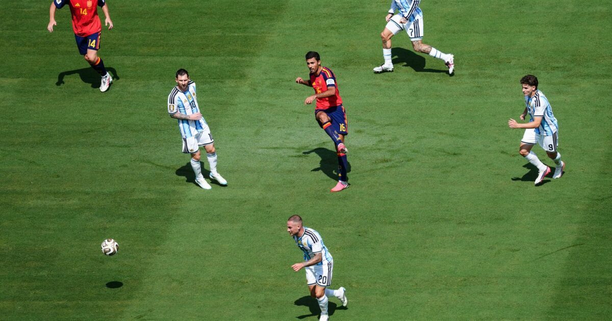 Spaniens Rodri spielt im WM-Finale einen Pass an den argentinischen Gegenspielern vorbei. (Archivbild)