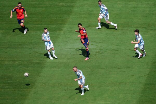 Spaniens Rodri spielt im WM-Finale einen Pass an den argentinischen Gegenspielern vorbei. (Archivbild)