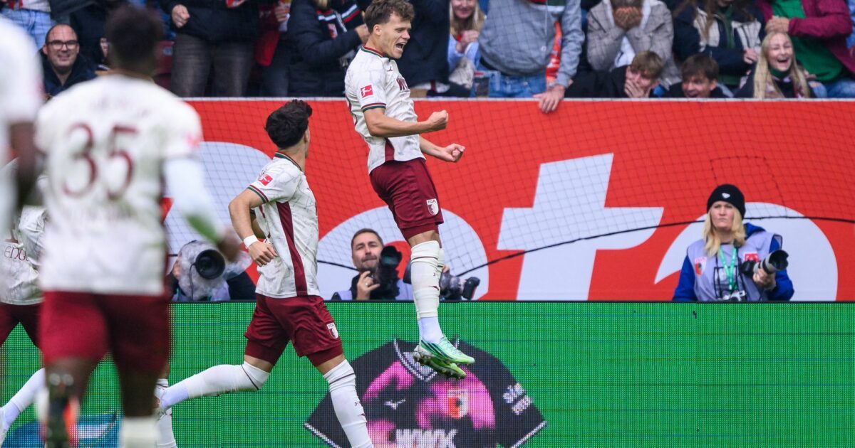 Augsburg-Profi Fellhauer jubelt nach seinem Bundesliga-Rekordtreffer.