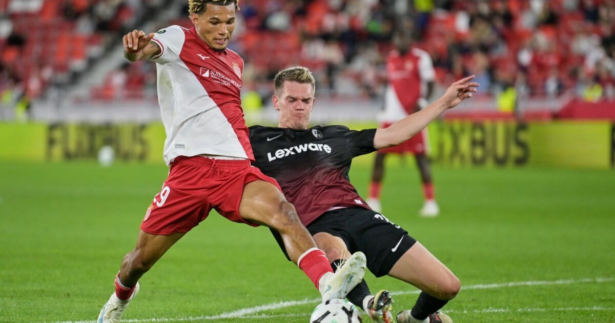 Pech für Matthias Ginter (r) und seine Kollegen: Paris Brunner trifft auch im Spiel gegen den SC Freiburg.
