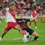 Pech für Matthias Ginter (r) und seine Kollegen: Paris Brunner trifft auch im Spiel gegen den SC Freiburg.