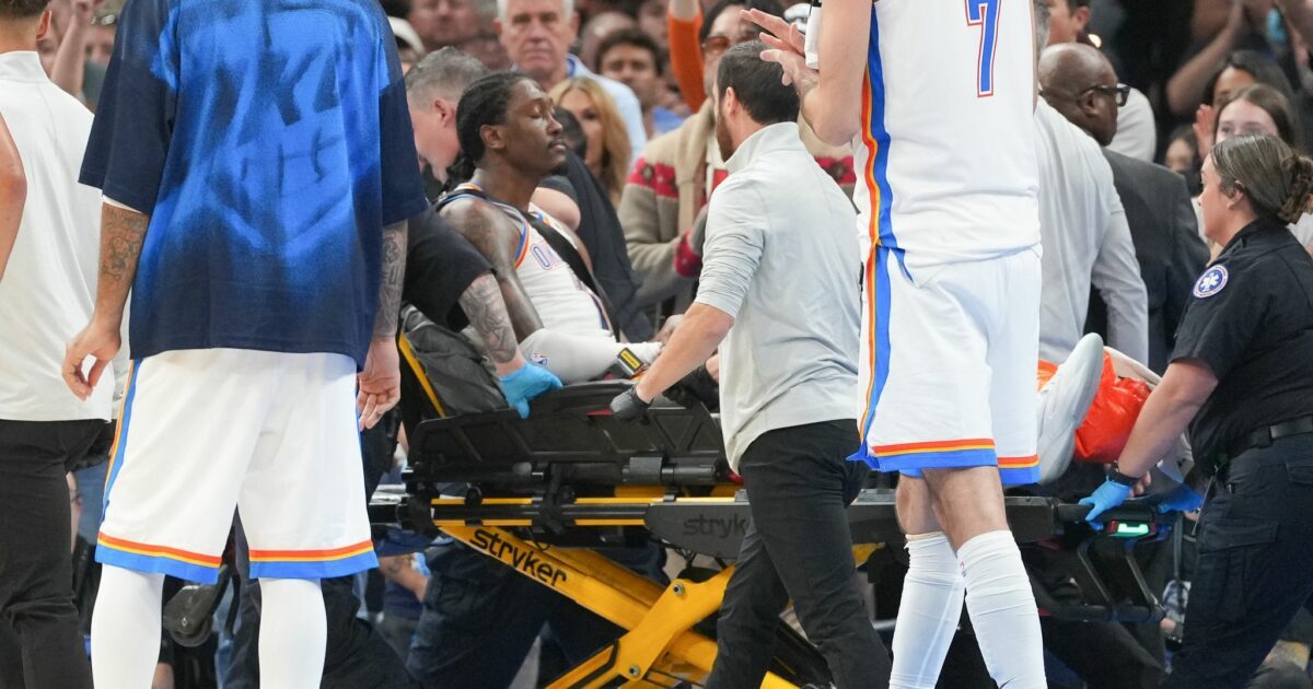 Jalen Williams wird vom Feld gebracht.