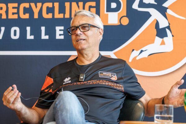 Der neue Trainer bringt internationales Flair in die Bundesliga. (Archivbild)