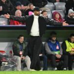 Gegen Arsenal stand Vincent Kompany nach «einem saftigen Virus» schon wieder am Spielfeldrand. Zu Früh? (Archivbild)