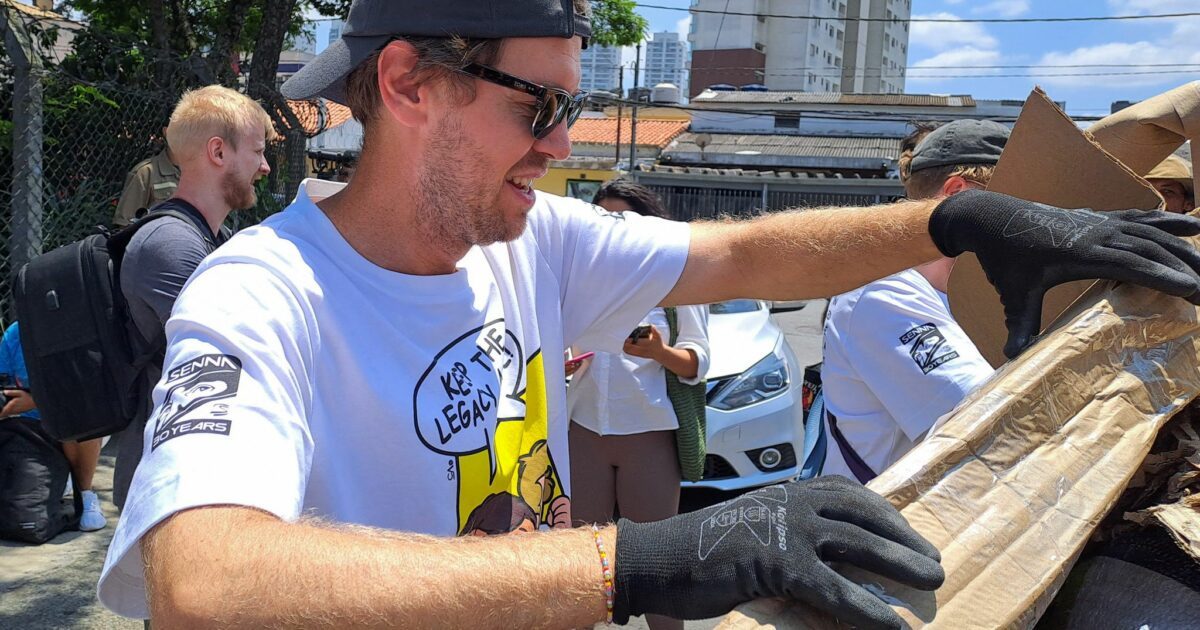 Sebastian Vettel packt auch selbst mit an. (Archivbild)