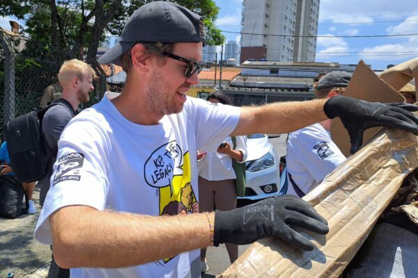 Sebastian Vettel packt auch selbst mit an. (Archivbild)