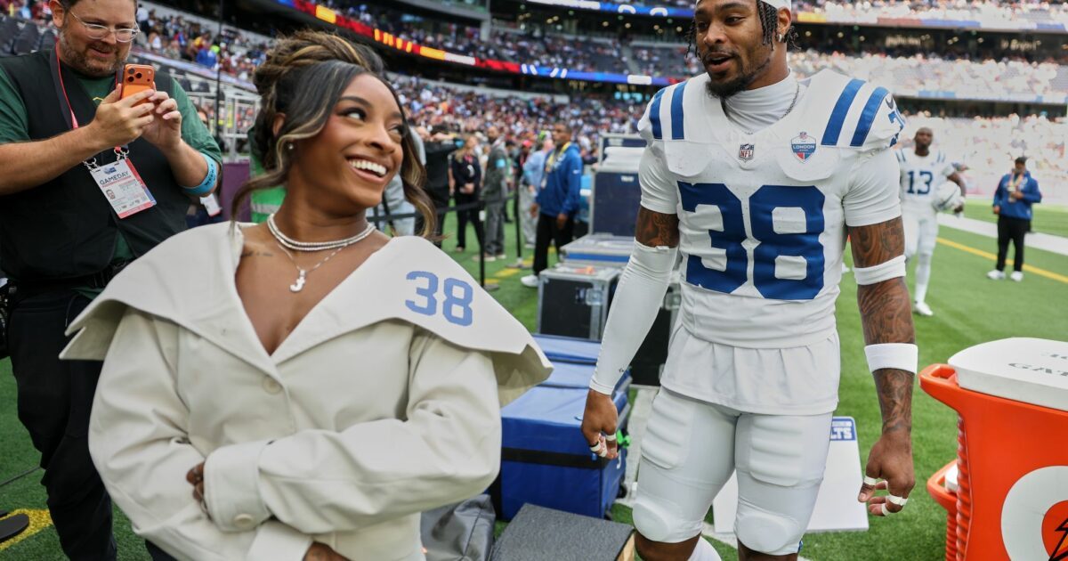 Simone Biles beim American Football mit ihrem Ehemann Jonathan Owens. (Archivbild)