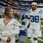 Simone Biles beim American Football mit ihrem Ehemann Jonathan Owens. (Archivbild)