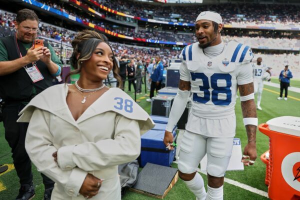 Simone Biles beim American Football mit ihrem Ehemann Jonathan Owens. (Archivbild)