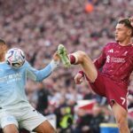 Der deutsche Nationalspieler Florian Wirtz (r) vom FC Liverpool beim Heimspiel gegen Manchester City und Iliman Ndiaye.