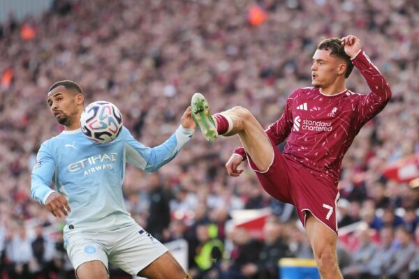 Der deutsche Nationalspieler Florian Wirtz (r) vom FC Liverpool beim Heimspiel gegen Manchester City und Iliman Ndiaye.