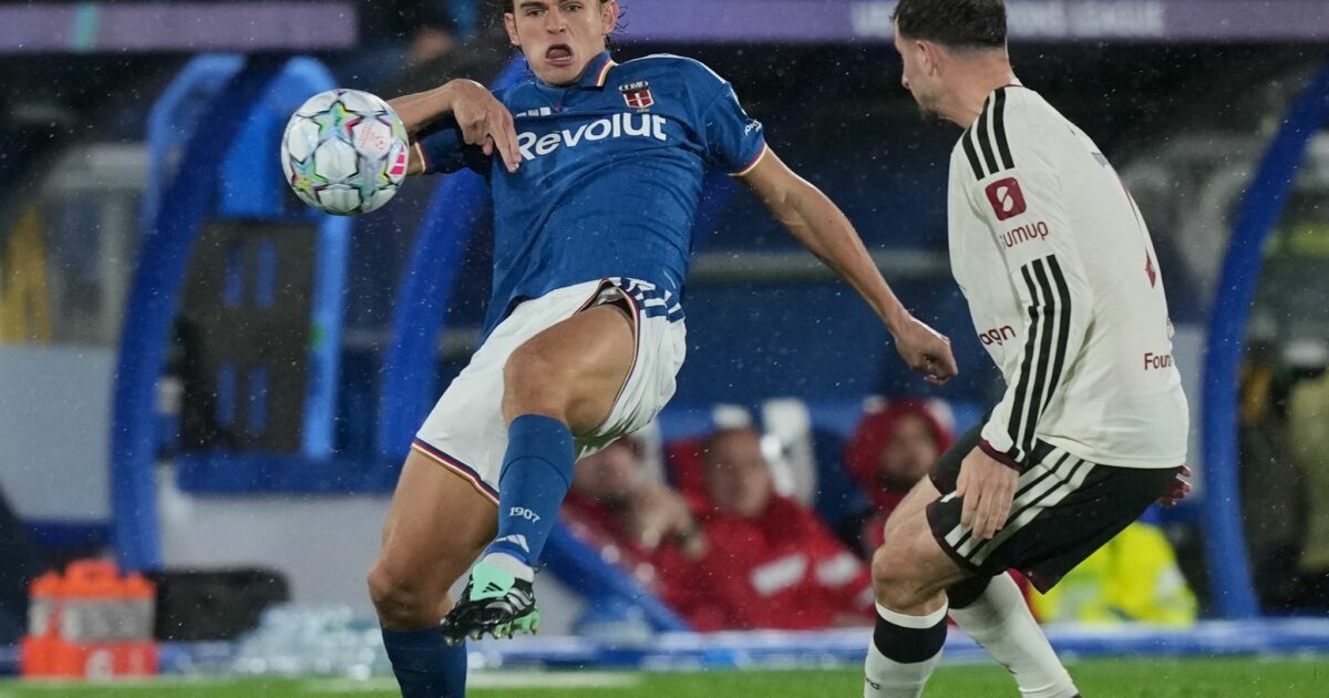 Comos Nico Paz (links) machte zwei Tore gegen Manchester United.