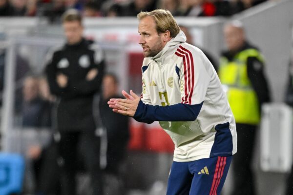 Bekam nach dem 3:1 in Freiburg eine Nachricht von seinem Chef Vincent Kompany: Bayerns Co-Trainer Aaron Danks.
