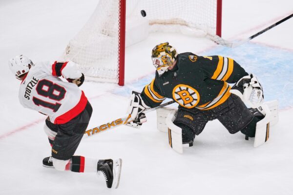 Tim Stützle traf schon im ersten Drittel doppelt gegen die Bruins.