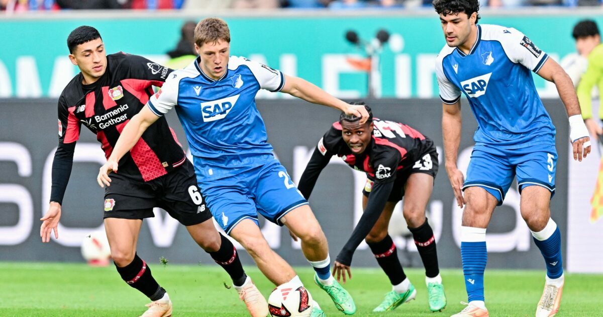 Da hatte er sein Trikot noch an: Alexander Prass (M).