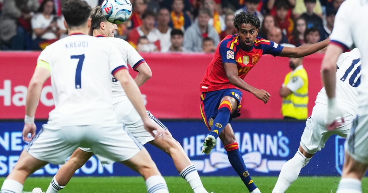 Lamine Yamal erzielt den Führungstreffer für Spanien.