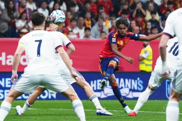 Lamine Yamal erzielt den Führungstreffer für Spanien.