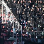 Anhänger von Borussia Mönchengladbach treten eine Schutzscheibe ein.