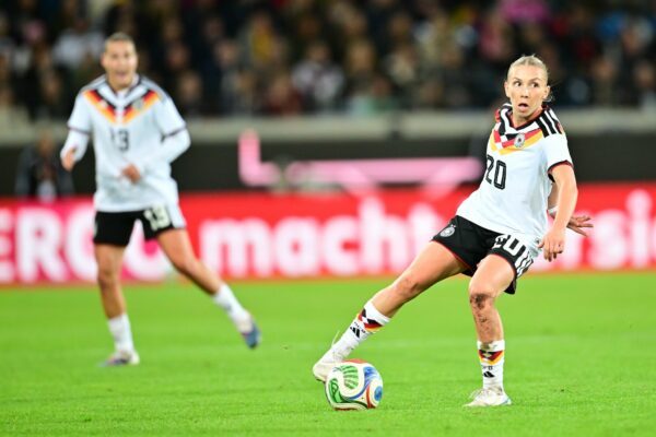 Für die Königlichen am Ball: Nationalspielerin Elisa Senß ist auch bei Real Madrid gesetzt. (Archivbild)