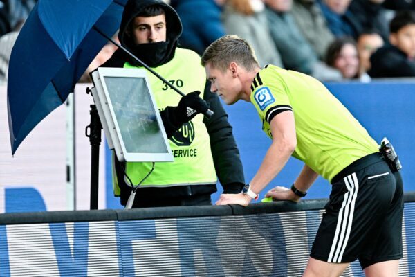 Wieder mal vor dem Bildschirm: Schiedsrichter Florian Exner.