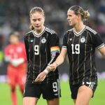 Nächster Stopp Südamerika: Klara Bühl (r) und Sjoeke Nüsken gehen mit dem DFB-Team auf große Reise.