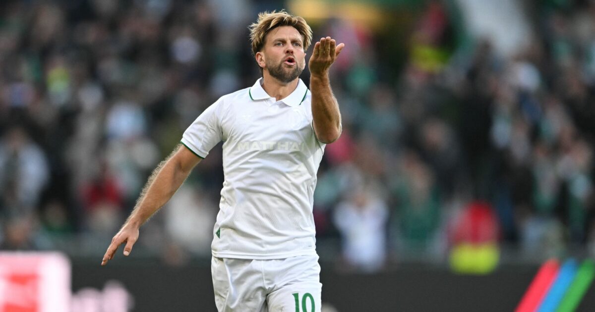Küsschen für die Fans: Werder Bremens Torjäger Niclas Füllkrug nach seinem ersten von zwei Toren beim 2:2 gegen Paderborn.