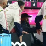 Verfolgte das Spiel seiner Bayern gegen Leipzig im Sitzen: Coach Vincent Kompany.