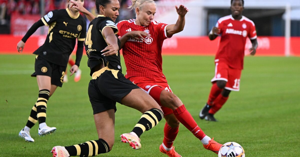 Pernille Harder (r) traf gegen Stuttgart doppelt für den FC Bayern (Archivbild)