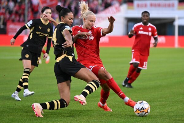 Pernille Harder (r) traf gegen Stuttgart doppelt für den FC Bayern (Archivbild)