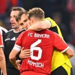Nationalmannschafts-Kollege Nico Schlotterbeck umarmt Joshua Kimmich nach dem Spiel.