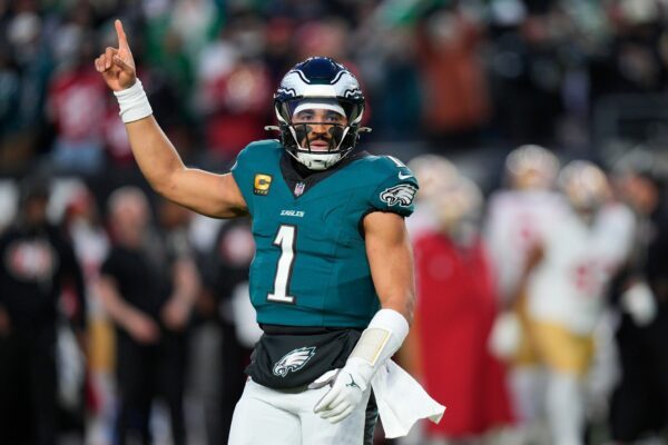 Jalen Hurts darf vorerst kein Football spielen. (Archivbild)