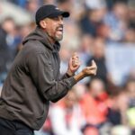 Sandro Wagner arbeitet bei seinem Zweitliga-Debüt als Trainer von Hannover 96 leidenschaftlich an der Seitenlinie.