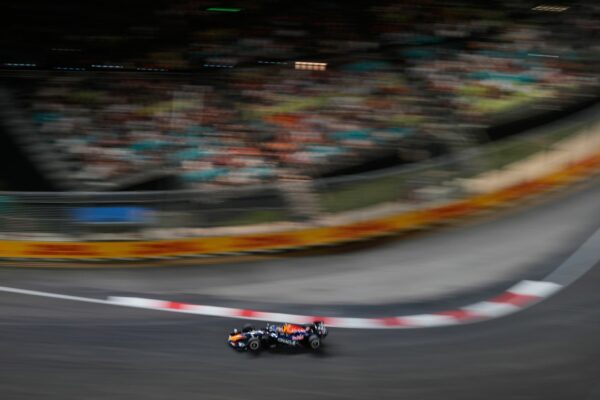 Max Verstappen rast in Singapur zur Pole.