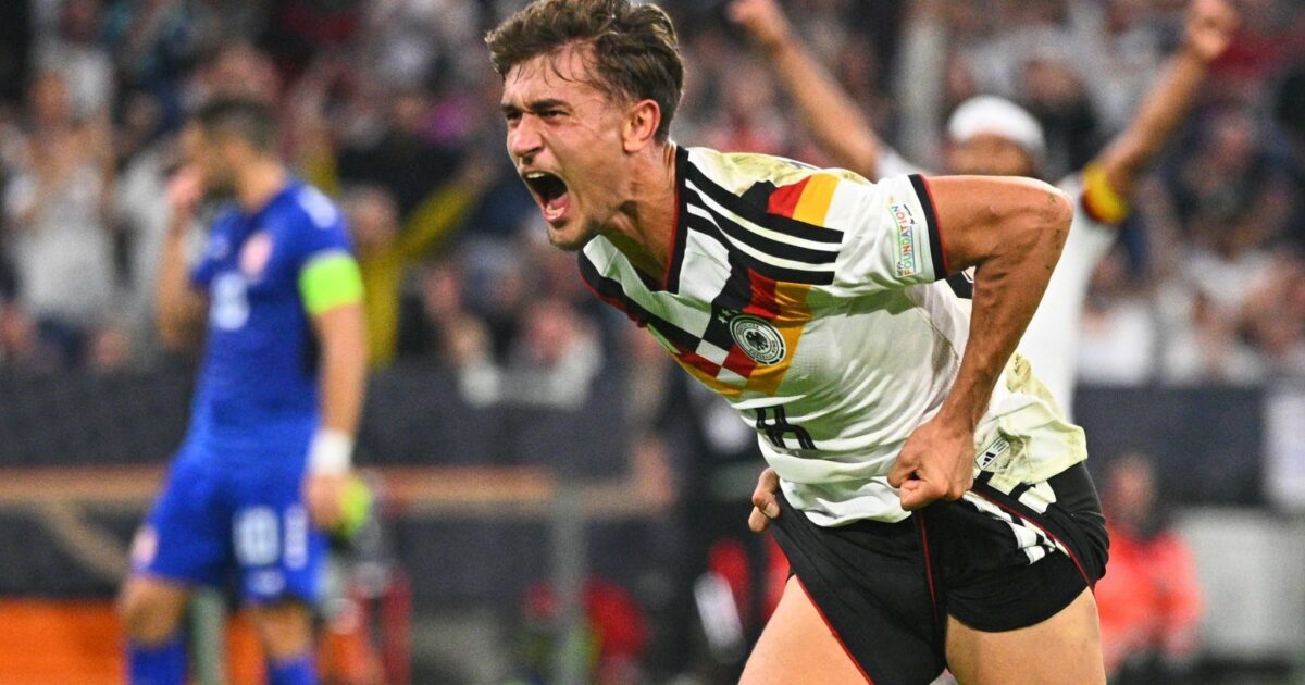 Tom Bischof jubelt ausgelassen nach seinem ersten Länderspiel-Tor.