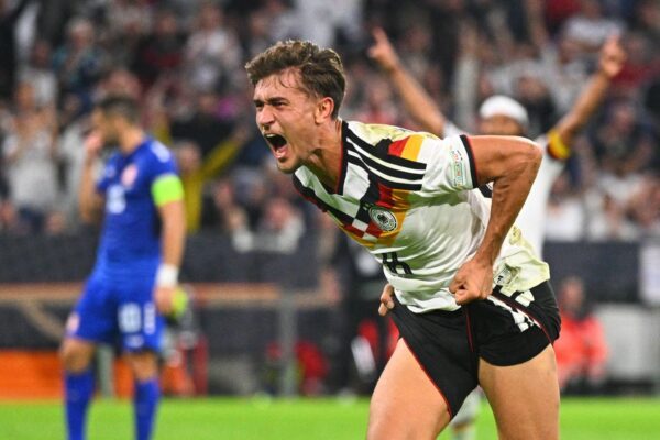 Tom Bischof jubelt ausgelassen nach seinem ersten Länderspiel-Tor.