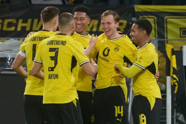 Maximilian Beier (2.v.r.) schoss das Siegtor für den BVB.