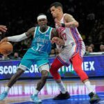 Dennis Schröder (l.) feierte ein erfolgreiches Debüt für sein neues Team.
