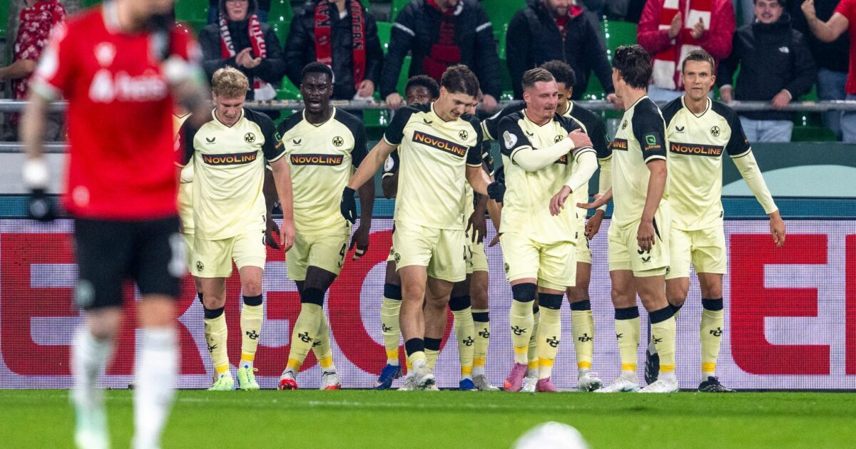 Kaiserslautern jubelt nach dem Tor zum 0:1 in Hannover.
