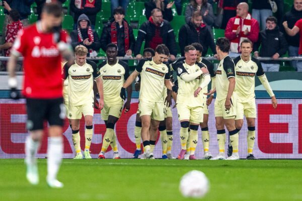 Kaiserslautern jubelt nach dem Tor zum 0:1 in Hannover.