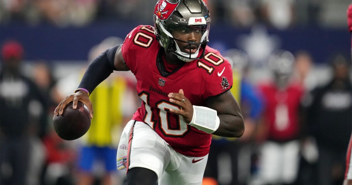 Quarterback Jalon Daniels wirft für die Tampa Bay Buccaneers gegen die Dallas Cowboys einen Touchdown.