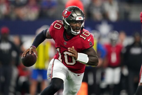 Quarterback Jalon Daniels wirft für die Tampa Bay Buccaneers gegen die Dallas Cowboys einen Touchdown.