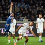Kommt ein Karlsruher geflogen: KSC-Verteidiger Deniz Ofli (l) im Duell mit Heidenheims Marcel Costly.