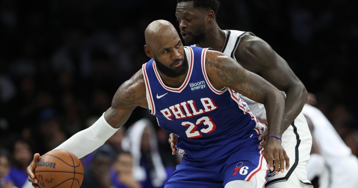 LeBron James erzielte bei seinem Debüt für die Philadelphia 76ers in 18 Minuten Spielzeit zehn Punkte.
