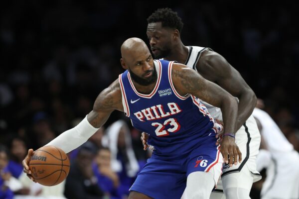 LeBron James erzielte bei seinem Debüt für die Philadelphia 76ers in 18 Minuten Spielzeit zehn Punkte.