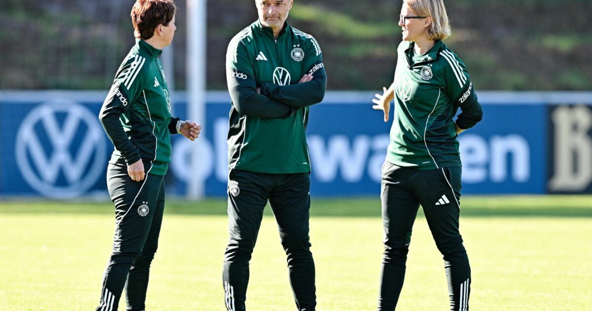 Christian Wück (Mitte): Härteste in Karlsruhe gegen Australien.