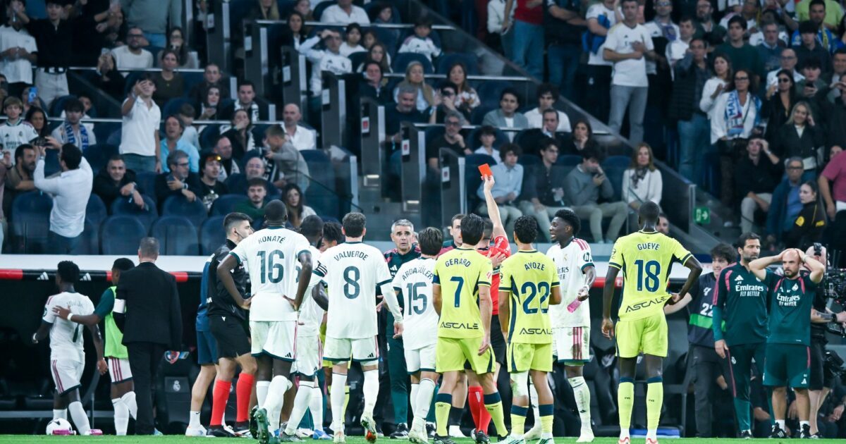 Der Brasilianer Vinicius Junior sieht die Rote Karte.